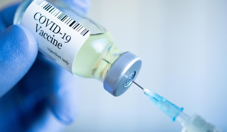 De coronaboostervaccinaties voor 80-plussers vinden op 7 en 8 december plaats in het gemeentehuis, Emmalaan 15 in Den Burg. (Niet in de TXL Sporthal, zoals in de bevestigingsmail van de GGD kan staan). U bent welkom in het gemeentehuis. Excuses voor de verwarring.