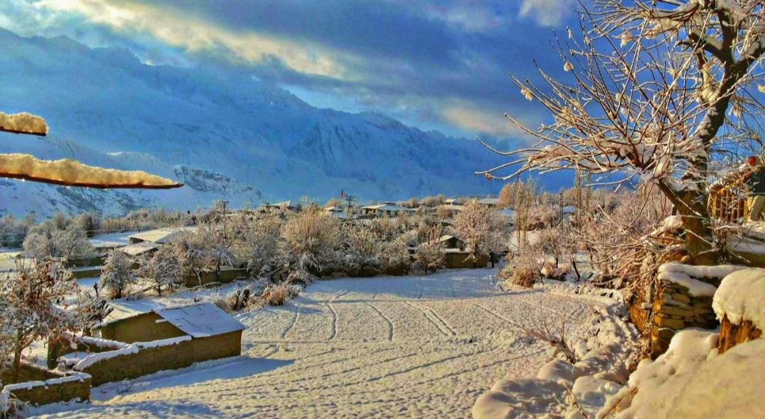 facesofchitral's tweet photo. Snowfall in Upper Chitral❄️.
An enchanting scenery of snow, it really beautifies everything it covers❤️.

#facesofchitral #upperchitral #chitralinwinter #tourismkpk #madaklasht #mahmoodkhan #chitralsnowfall #chitral https://t.co/lWNC9LwXMB
