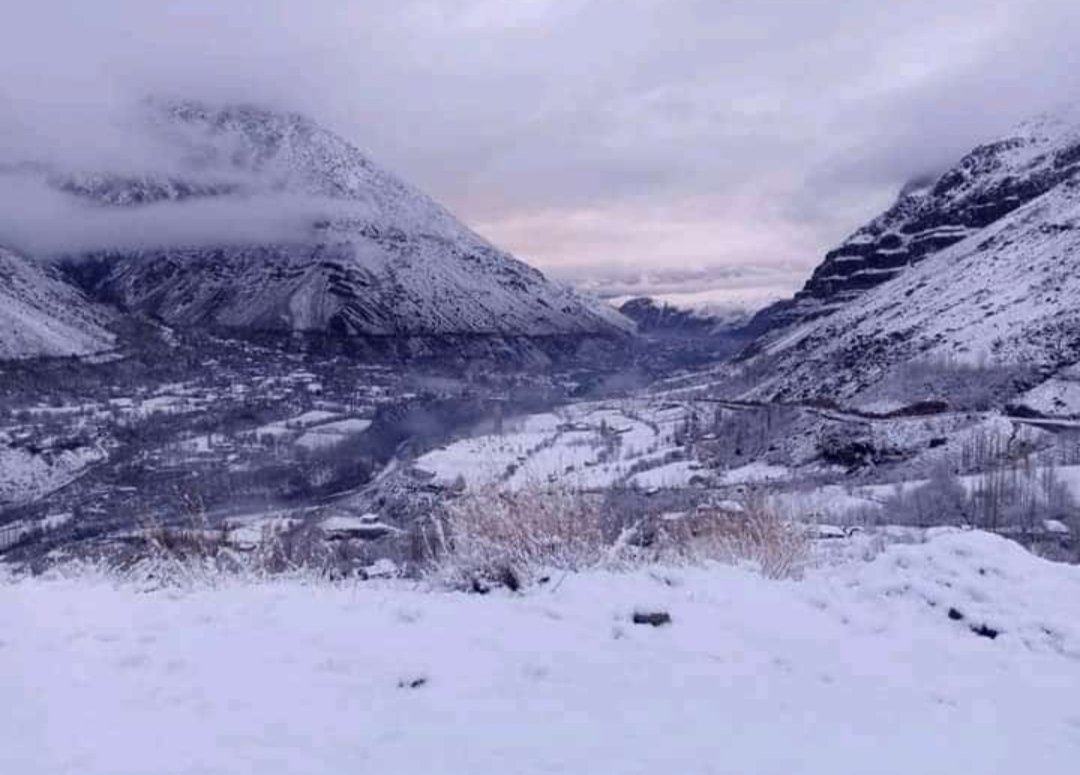 facesofchitral's tweet photo. Snowfall in Upper Chitral❄️.
An enchanting scenery of snow, it really beautifies everything it covers❤️.

#facesofchitral #upperchitral #chitralinwinter #tourismkpk #madaklasht #mahmoodkhan #chitralsnowfall #chitral https://t.co/lWNC9LwXMB