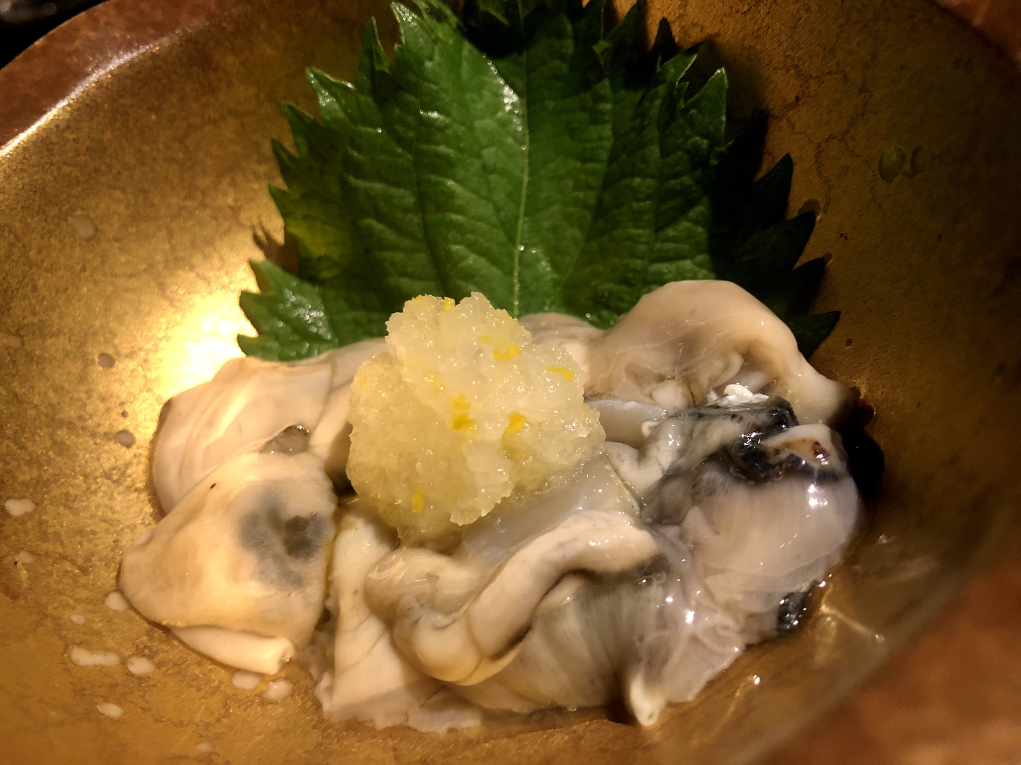 安堵 寒い日に 牡蠣の塩辛 柚子おろし添え 牡蠣入り湯豆腐 カキフライ 4個 カキの朴葉焼き いかがですか 牡蠣の 塩辛はイカの塩辛のような塩辛さではなく 薄塩仕立てで柚子おろしと一緒にあっさりと召し上がっていただきます 人気のあん肝も