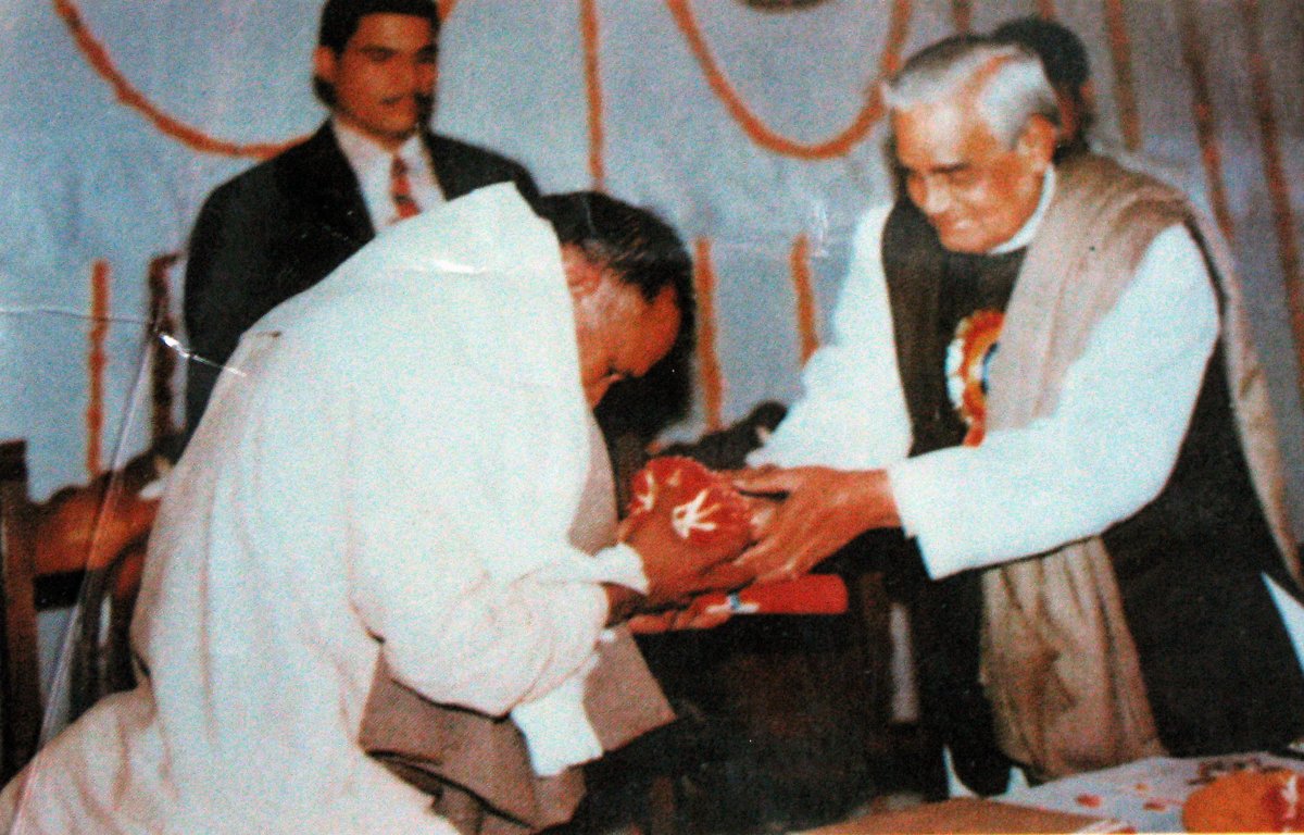 SewaGatha's tweet photo. कात्रे गुरुजी : 50 वर्ष पहले जब इनके अपने इन्हें अभिशाप मानकर त्याग देते थे, तब किसी ने अपने स्नेह का आँचल फैलाकर उनके सारे दर्द को समेटा।  https://t.co/oQ7m9KoaCjचले-निरंतर-साधना-कात्रे-गुरुजी 
#SewaGathaGujarati #SewaGatha https://t.co/L4OP4qOxKK