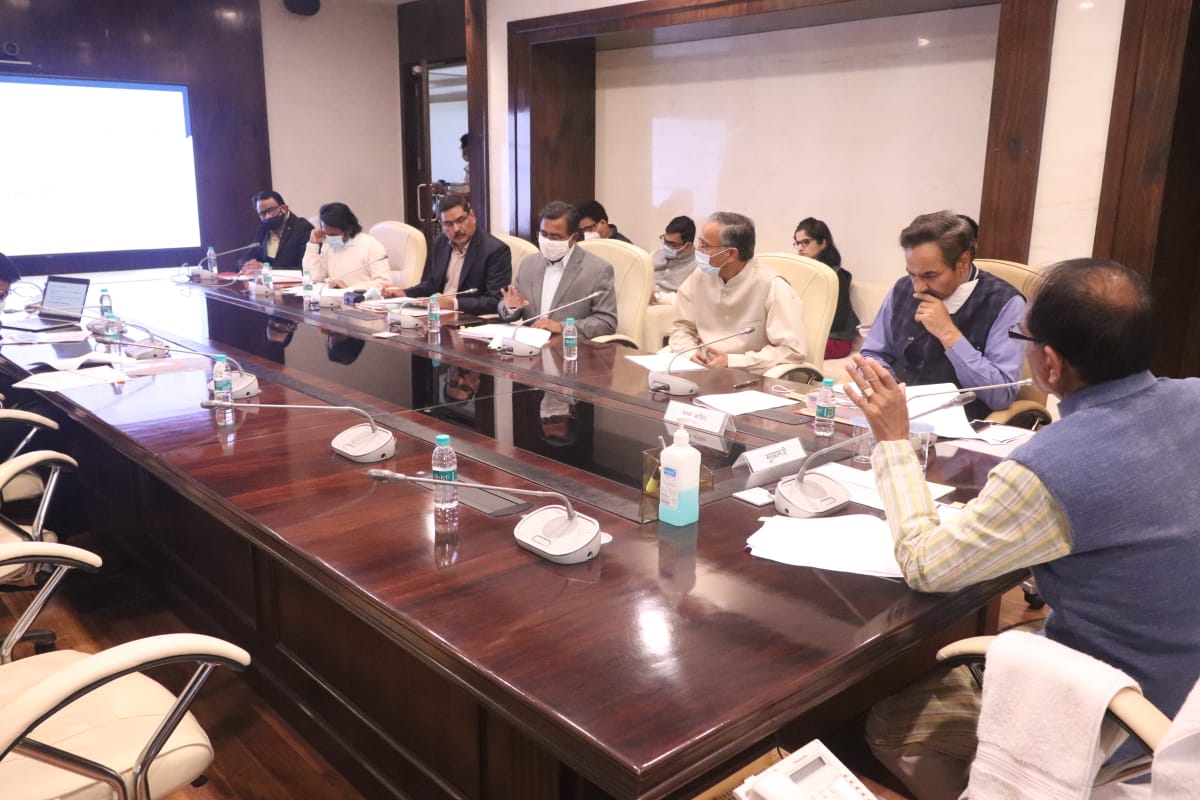 OfficeofSSC's tweet photo. मुख्यमंत्री श्री @ChouhanShivraj ने आज मंत्रालय में वरिष्ठ अधिकारियों के साथ सामुदायिक वन प्रबंधन के संबंध में बैठक की। https://t.co/lmYfBWfeU3