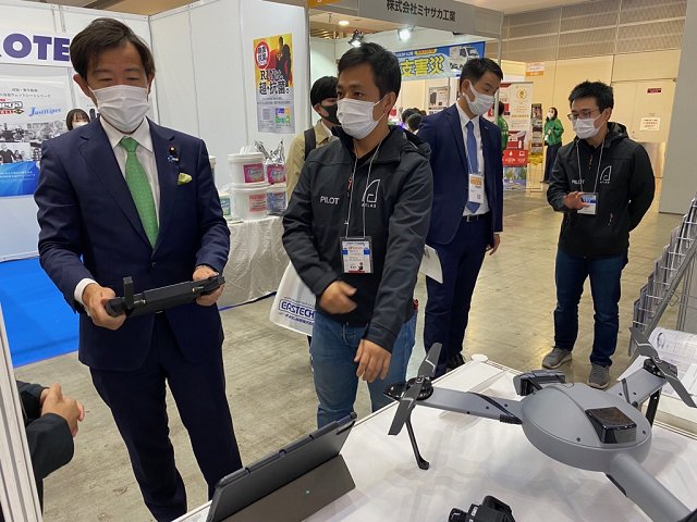MIC_JAPAN's tweet photo. 防災産業展2021の視察（令和3年12月3日）

令和3年12月3日、田畑副大臣は、「防災・減災によるレジリエンス社会の実現へ」をテーマとした防災産業展2021を視察し、防災に関する製品、サービス等について説明を受けました。
https://t.co/Icxf7BGidI https://t.co/ERWRR75Ykk