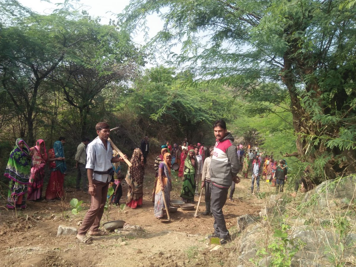 વિકાસની વાટે પોશીના તાલુકો ભારત સરકારની મનરેગા યોજના હેઠળ દંત્રાલ ગામે રાઈવા ફળા મા રસ્તા નું માટીકામ