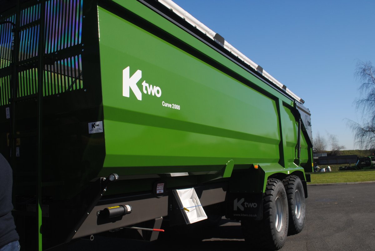 KtwoLtd's tweet image. Ktwo Roadeo Curve 2000 with hydraulic roll over sheet and grain chute 🤩👌

👉 ktwo.co.uk/roadeo-curve-t…

#ktwo #farmtrailer #agriculture #farminglife #farming #agri #trailer #ktworoadeo #grainchute #rolloversheet