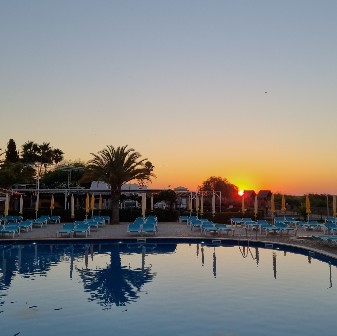 goldencabanas's tweet photo. O nascer do sol passando por aqui, para te desejar um bom dia! 🌞 🌳 #Sunrise #Algarve #Portugal #Tavira #Portugal #StayGoldenClub https://t.co/19LpIxpX8W