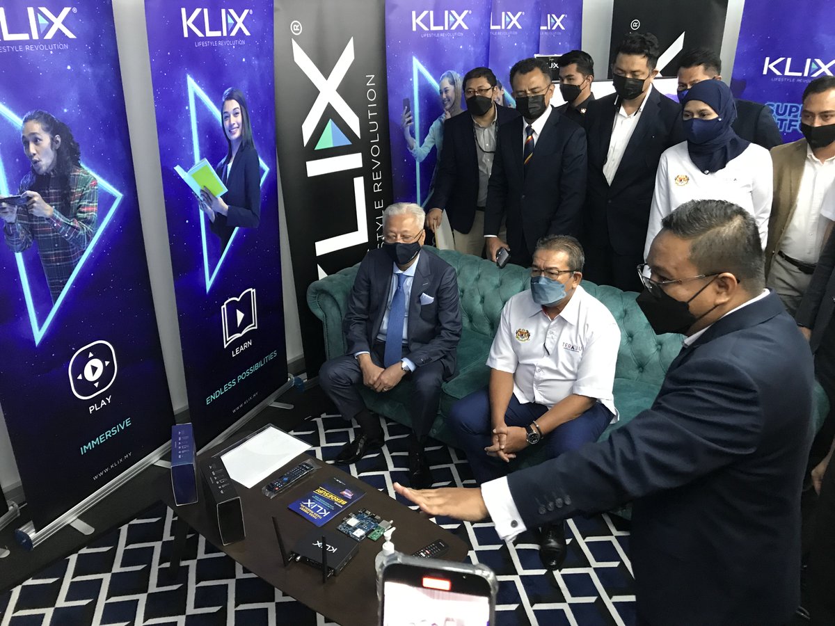 klixmy's tweet photo. Jutaan terima kasih kepada Perdana Menteri Malaysia, Dato' Sri Ismail Sabri bin Yaakob yang turut diiringi oleh Datuk Dr. Abd Latiff bin Ahmad, Menteri di Jabatan Perdana Menteri kerana sudi meluangkan masa untuk taklimat ringkas produk dan perkhidmatan KLIX.
#superinternet https://t.co/R4gPSWaV8Z