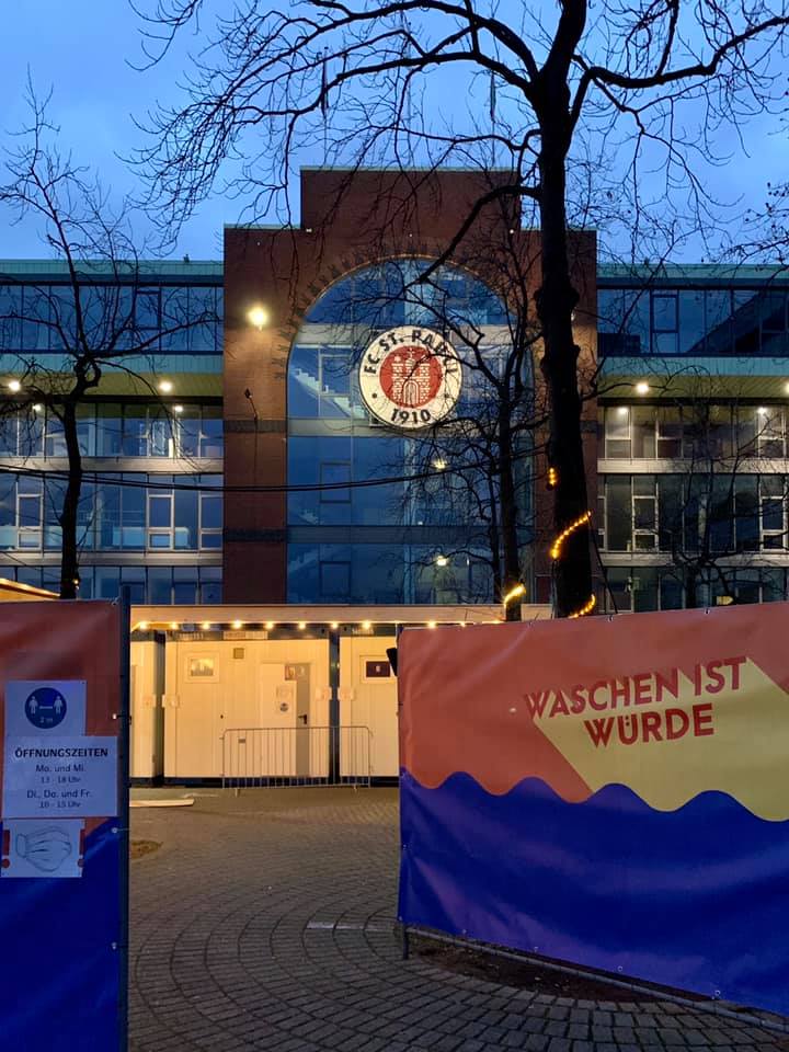 Der Hamburger Geben-und-Nehmen-Adventskalender stellt vor: GoBanyo–der Duschbus für Obdachlose. Denn Waschen ist Würde gobanyo.org.
Was sich heute hinter Tür 6 versteckt? Schaut selbst, es wartet eine süße Überraschung auf hh-sternstunden.de. #weilwirhamburgsind