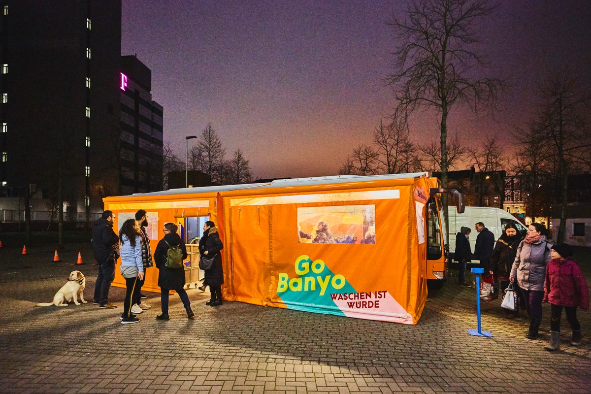 HHT_News's tweet photo. Der Hamburger Geben-und-Nehmen-Adventskalender stellt vor: GoBanyo–der Duschbus für Obdachlose. Denn Waschen ist Würde https://t.co/8LrRlhCJY9.
Was sich heute hinter Tür 6 versteckt? Schaut selbst, es wartet eine süße Überraschung auf https://t.co/aqPHVvt07d. #weilwirhamburgsind https://t.co/enSq2TXA9p