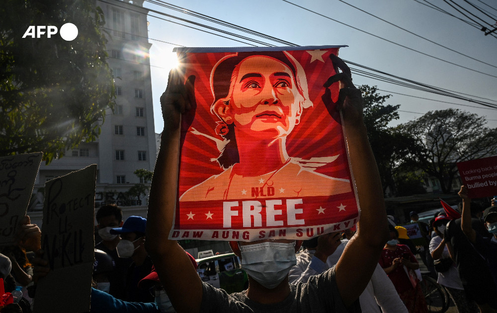 Myanmar jails ousted leader Aung San Suu Kyi for 4 years for incitement against the military and breaching Covid rules, junta spokesman says.  

It is the first of a series of possible sentences that could see the Nobel laureate imprisoned for decades

u.afp.com/w5SK