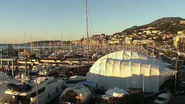 ⛅️☀️Le #soleil se lève sur Palavas-les Flots et <a href="/villedementon/">Ville de Menton</a> . 
De belles éclaircies pour un large quart sud-est du pays ce #lundi. 
💨Tramontane et mistral sont de la partie.

📸 Webcams <a href="/Viewsurf/">Viewsurf</a>