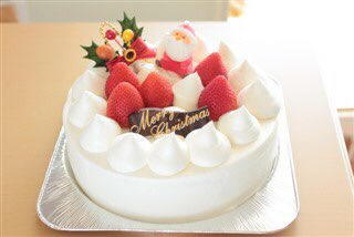 sdgs_eco's tweet photo. クリスマスケーキ
冷凍と冷蔵の2種が主流。
解凍して売る為、表示は冷蔵になるらしい。ホイップクリームを使用している場合は99%冷凍品です。

楽しみにしてる子供達の為にも、乳脂肪率30%以上の生クリームを使用しているお店で買うことをオススメします。
#クリスマス
#ケーキ https://t.co/v6qgzfAumJ