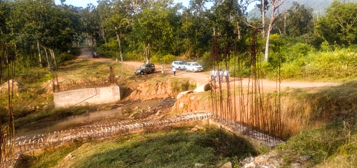 PWD_Odisha's tweet photo. Er Manoj Tripathy, Chief Construction Engineer, Phulbani, inspected construction work of a High-level Bridge over Kutiguda Nallah along with 3 other minor bridges on Kotagarh-Subarnagiri-Srirampur Road. The foundation work for the High-level bridge is underway. https://t.co/pQTLI0kuUq