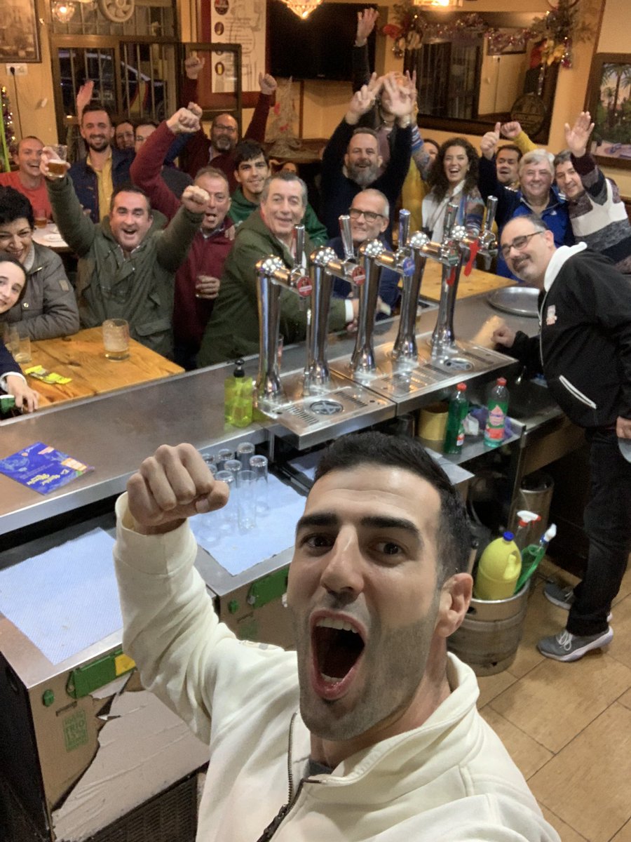 🐔🐔🐔🐔 

#Enormes <a href="/cbmoron/">C.B. Morón</a> <a href="/caminoalorocbmo/">@amigos del bàsquet SOMOS DE ORO!!</a> <a href="/gallocbmoron/">Grada «El Gallo»</a>