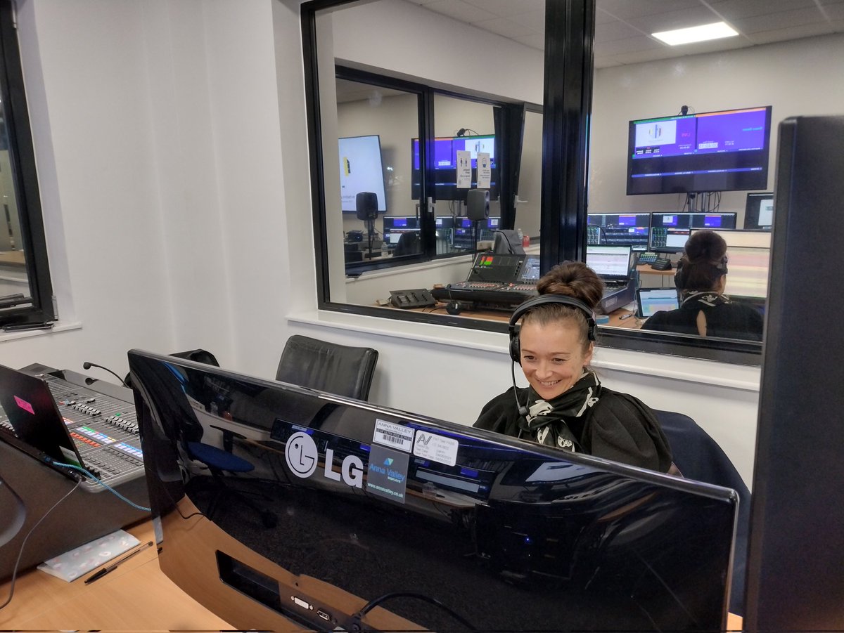 For someone who literally gets jet lag after 1hrs time diffo, show calling 2 x overnight broadcasts did make me question my sanity 🤣 But 2 great shows done. TX Cheerful Twentyfirst for having me on board n the techs at Anna Valley 4 ur awesome support through the night shifts.👍