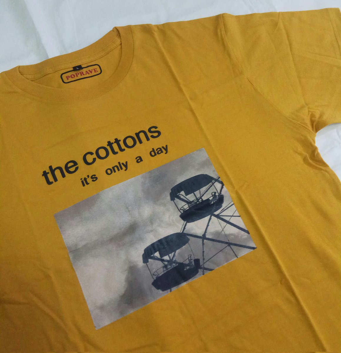 WRSTORE_'s tweet photo. Kaos "The Cottons – Its Only a Day" warna oranye. Ukuran tersedia L & M. Harga: Rp139.000.
The Cottons adalah band sunshine-pop / psychedelic-pop asal Jakarta.
Maxi-single "It’s Only A Day" (2017) dari The Cottons sangat bagus. Cek aja di Bandcamp.
#TheCottons https://t.co/QqarCeDHsO