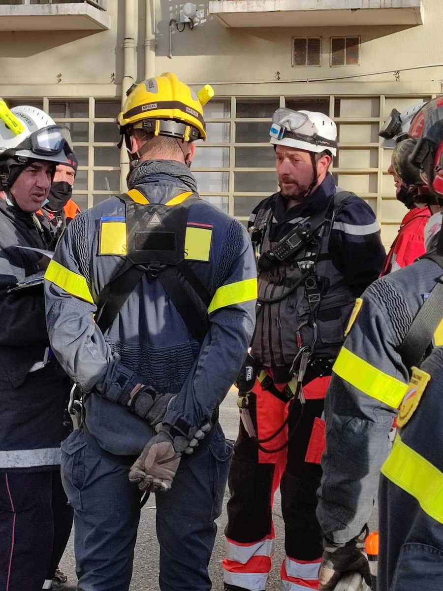 Pompiers04's tweet photo. 🔵 #ExerciceSD 🔵
10 sapeurs-pompiers spécialisés en sauvetage déblaiement, 1 infirmier et 1 maître chien ont représenté le SDIS04 lors d’un exercice grandeur nature qui s’est déroulé dans l’Aude https://t.co/fnVkSbT1t6