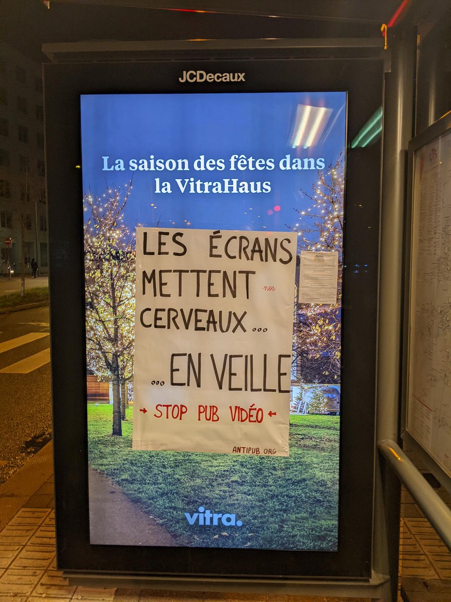 DupChloe's tweet photo. Aaaa ça fait toujours chaud au cœur de voir qu'on se mobilise contre les #ecrans 
@strasbourg @CTS_Strasbourg : et vous, vous vous mobilisez quand ? 
#ecranetcrash #stoppub #antipub https://t.co/ElpJz2gV96