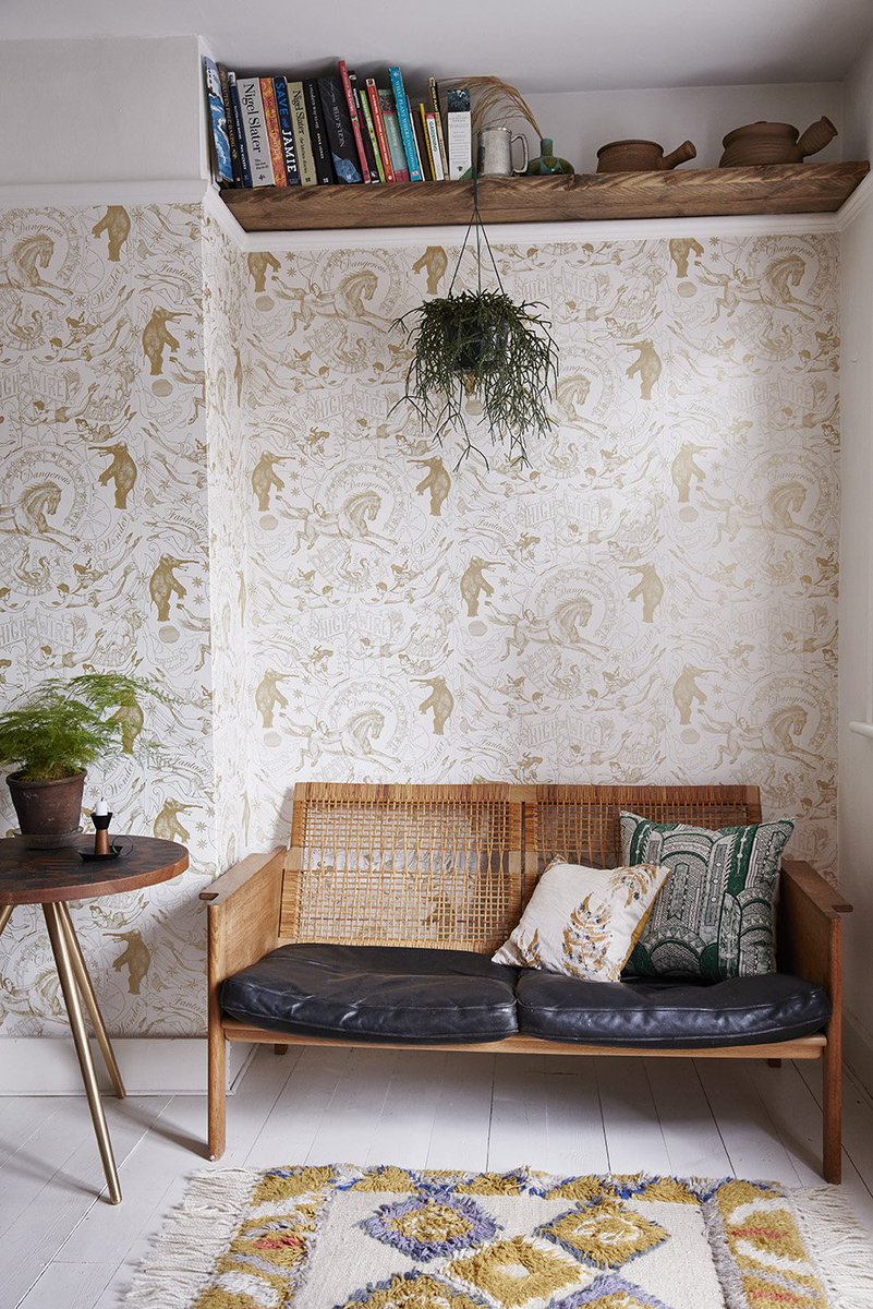 A roll of my Highwire gold wallpaper is not just for Christmas...

For the dreamer, the romantic and the storyteller (also works in Summer). 

#HandmadeHour #circus #trapeze #highwire #wallpaper

danielheath.co.uk/product/limite…