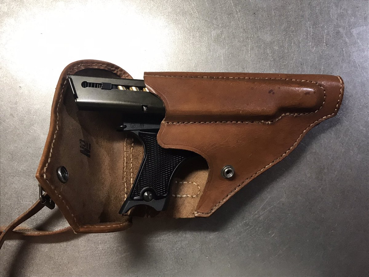 引き金には安全子が掛かっておりこの状態では引けない。弾倉を銃に入れる事でこの装置は解除される。拳銃嚢に収め携行する時は弾倉を抜き、この部分に収納していたようだ。扱いの規則を厳守すれば恐らく暴発事故は起きないだろう。 