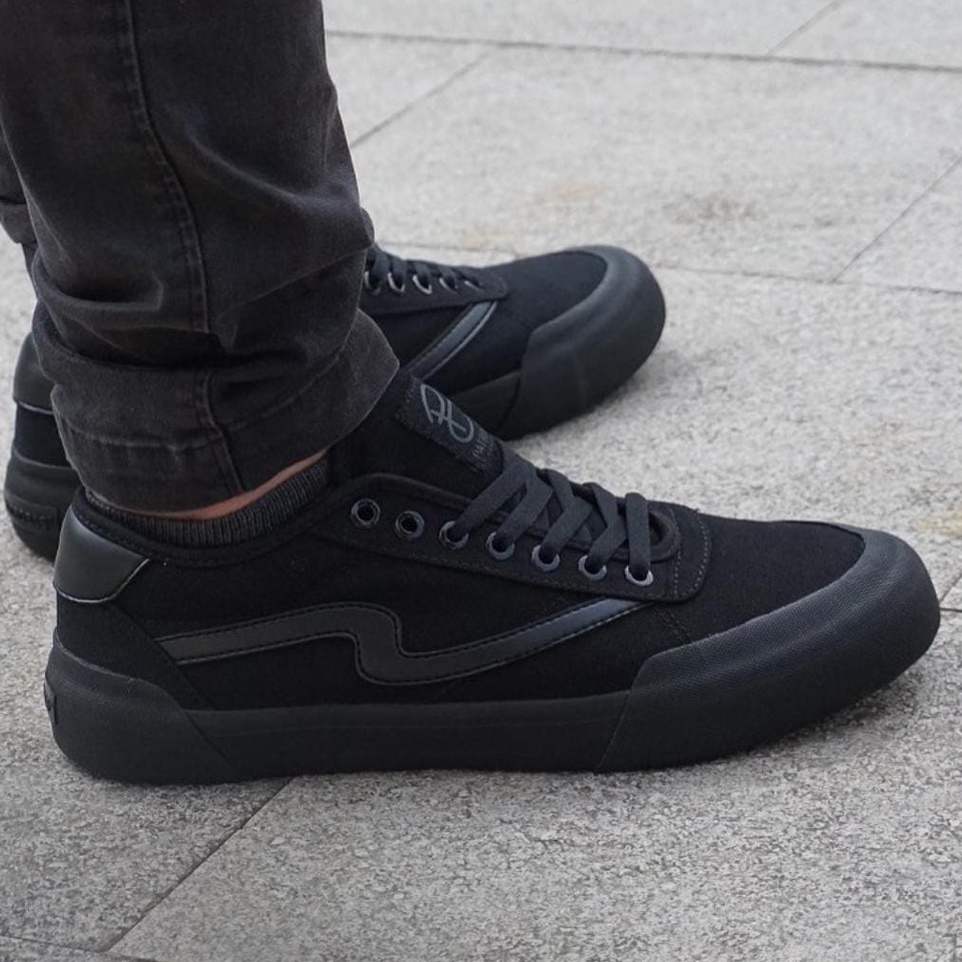 txtdaricowok's tweet photo. 👟BEBERAPA PILIHAN SEPATU FULL BLEK🏴

-- a thread -- https://t.co/msSq0QVRXj