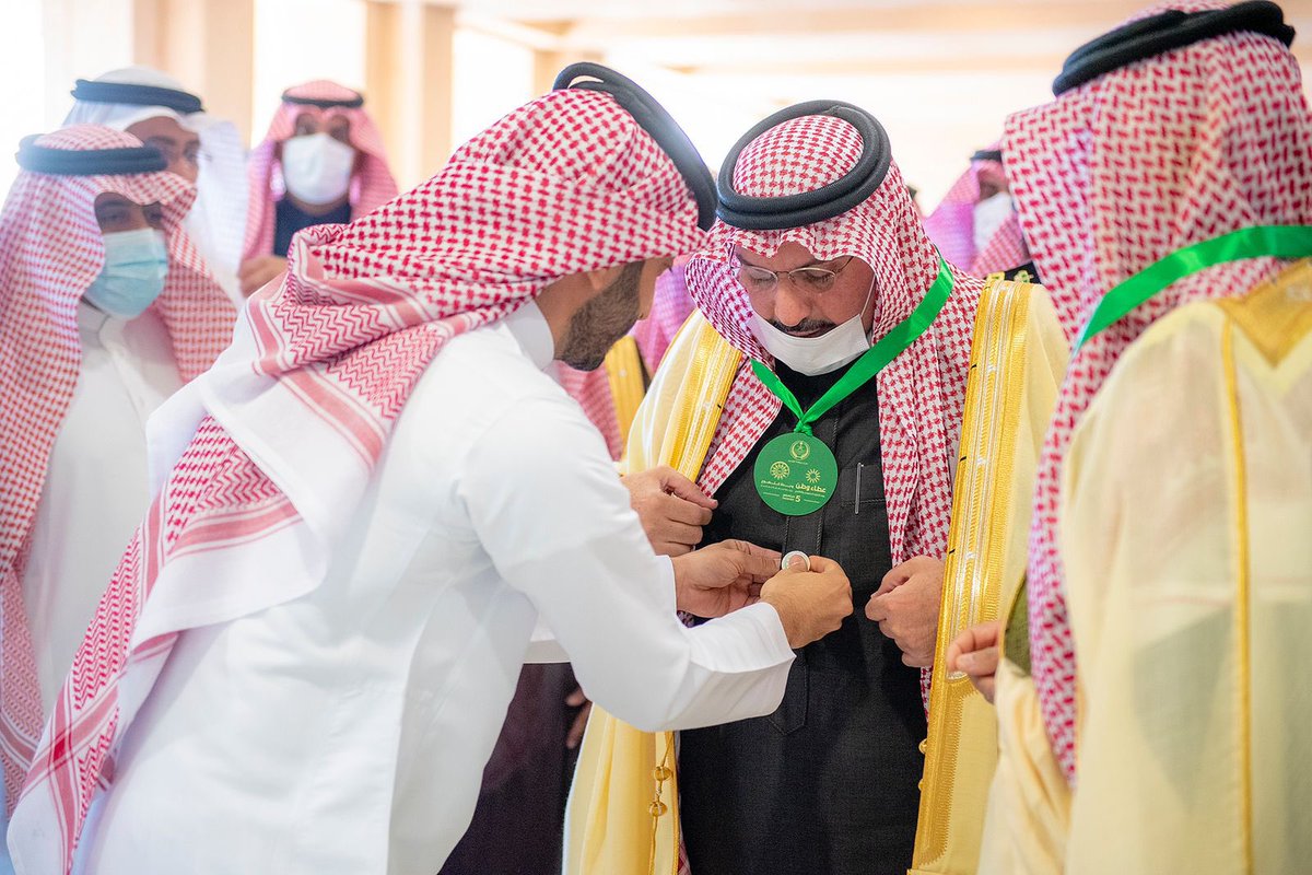 Vuqassim's tweet photo. '

صاحب السمو الملك�� الأمير #فيصل_بن_مشعل خير من تقلَّد وسام التطوع وسارَ بِ جموع المتطوعين ✨

مدير وحدة التطوع الأستاذ / سفيان الربيش
يمنح قلادة التطوع شرف تقلّدها من سمو أمير منطقة #القصيم خلال #ملتقى_وحدة_التطوع 🤍 https://t.co/aaxgX0eDmZ