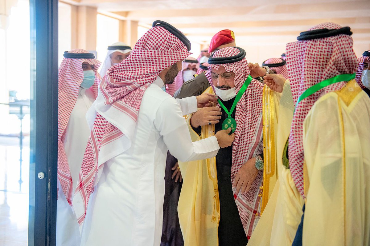 Vuqassim's tweet photo. '

صاحب السمو الملك�� الأمير #فيصل_بن_مشعل خير من تقلَّد وسام التطوع وسارَ بِ جموع المتطوعين ✨

مدير وحدة التطوع الأستاذ / سفيان الربيش
يمنح قلادة التطوع شرف تقلّدها من سمو أمير منطقة #القصيم خلال #ملتقى_وحدة_التطوع 🤍 https://t.co/aaxgX0eDmZ