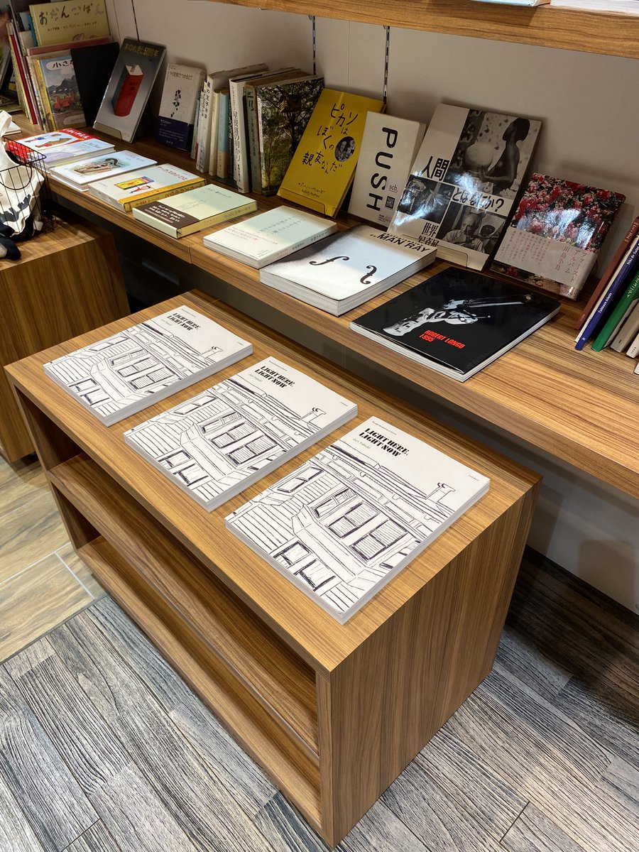 SATELLITECITYBS's tweet photo. つくばの本屋PEOPLEBOOKSTOREさん
刊行のJun Yabuki『LIGHT HERE,LIGHT NOW』
取り扱いになりました。
・うさぎや宇都宮駅東口店
(店内奥 のSATELLITECITYBOOKS POP UP STORE)で購入出来ます。ホントにカッコいいイラストなので、是非手に取ってみてください! https://t.co/cvGjamMqr0