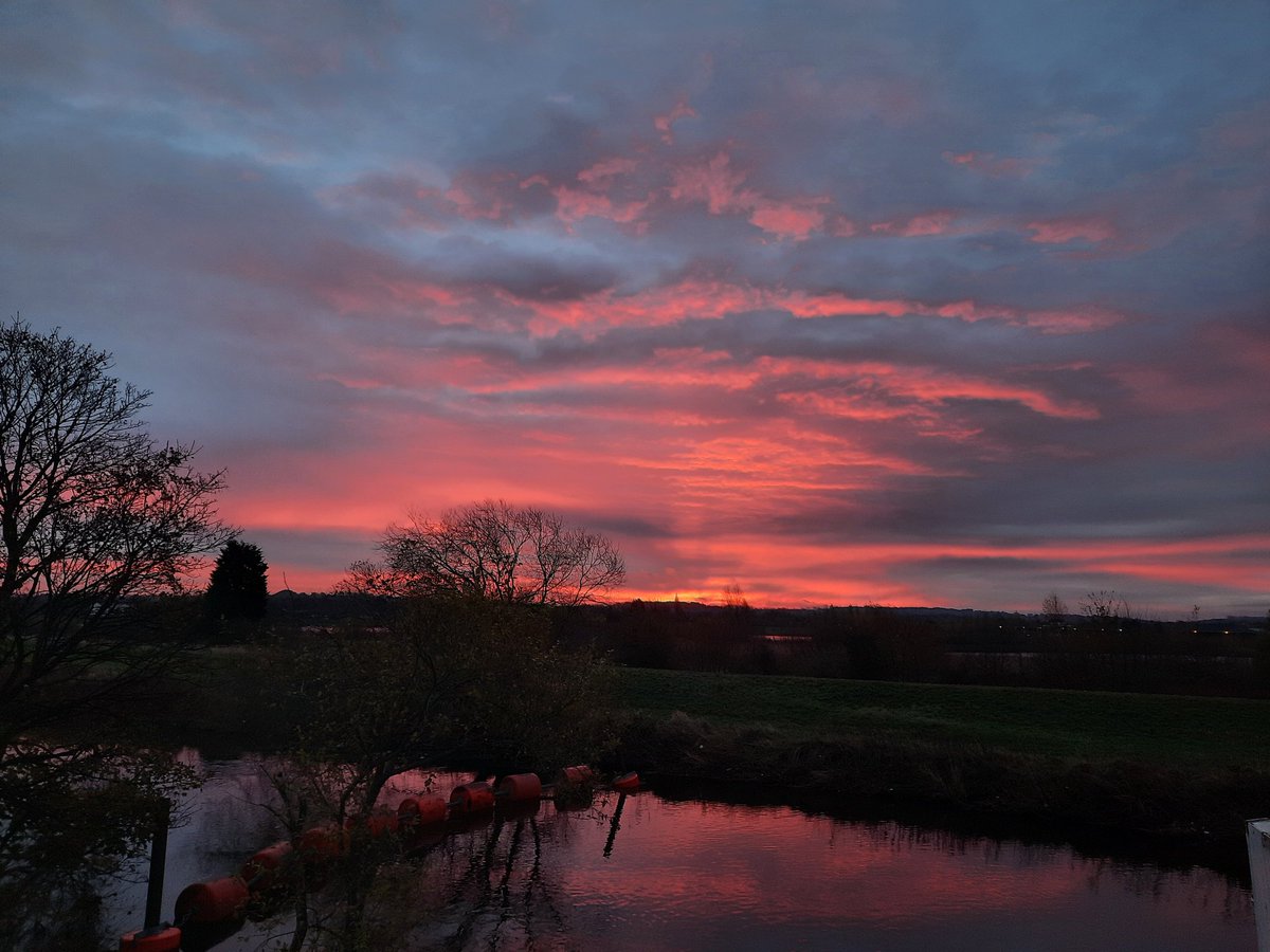 hannah_at_work's tweet photo. I miss the sunrise as I walk across campus but the ones on early morning walkies are just as good. 
#leedsbeckettuniversity #canalwalk #dogwalk #sunrise #yorkshiresunrise #rivercalder #hilda https://t.co/wWKpropIme