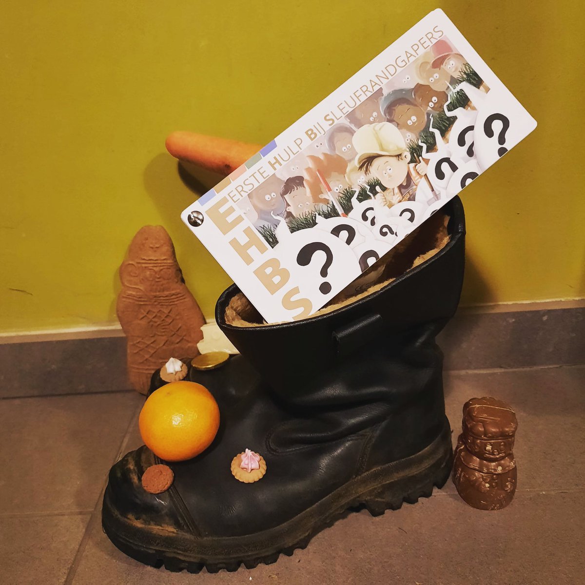 FVAvzw's tweet photo. O, kom toch es kijken, wat het #Forum in zijn schoentjes vindt, een #EHBS gekregen, van die lieve #Sint 

Onze #collegagroep #publieksarcheologie maakte deze #ehbs Eerste Hulp Bij Sleufrandgapers voor elke #archeoloog die ooit een lastige vraag aan de #sleufrand kreeg https://t.co/wdaUd65hmN