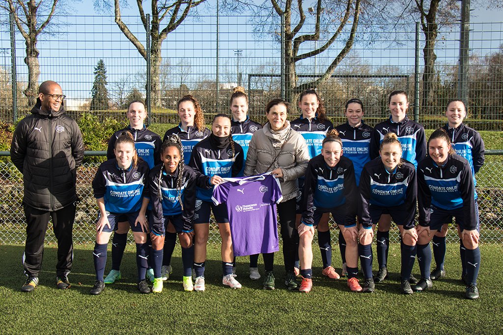 Cpam35's tweet photo. Sport⚽, santé❤, solidarité🤝, égalité homme-femme🧑👩: @cqueric, directrice de la @Cpam35, a remis ce dimanche des shorts aux équipes féminines du @CpbBreqFeminine. #FiersDeProtéger et #FiersDeSoutenir les équipes féminines ! ▶   https://t.co/dzjJT15a2O https://t.co/0mkTIDjsdR