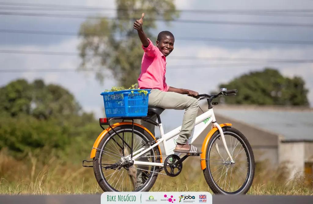 Mozambikes's tweet photo. We can already see a significant transformation in Nelitos life and a promising future ahead.
Já se vê o começo de uma transformação significativa na vida do Nelito e um futuro promissor à sua frente.
#Mozambikes #onebicycleattime #joba #ukaid #ideialab https://t.co/yH7qDbw7LI