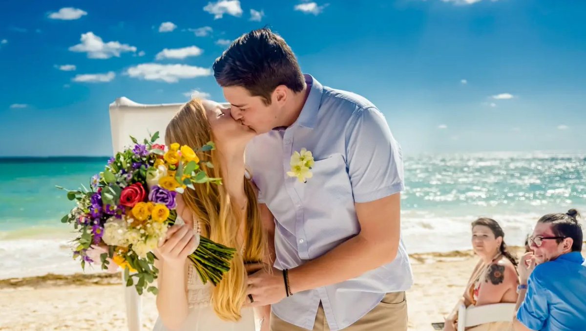 What a gorgeous flower bouquet, don't you agree. Photography by Santa Maria. 

#beautifulbride #beautifullook #bridal
#bridalgown #bridehair #bridestyle #allinspiration #bridalinspo #bridalattire 
#weddingday #wedding #destinationweddings #Myweddingawayuk
#lizmooreweddings