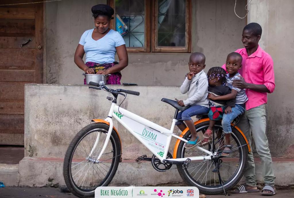 Mozambikes's tweet photo. We can already see a significant transformation in Nelitos life and a promising future ahead.
Já se vê o começo de uma transformação significativa na vida do Nelito e um futuro promissor à sua frente.
#Mozambikes #onebicycleattime #joba #ukaid #ideialab https://t.co/yH7qDbw7LI