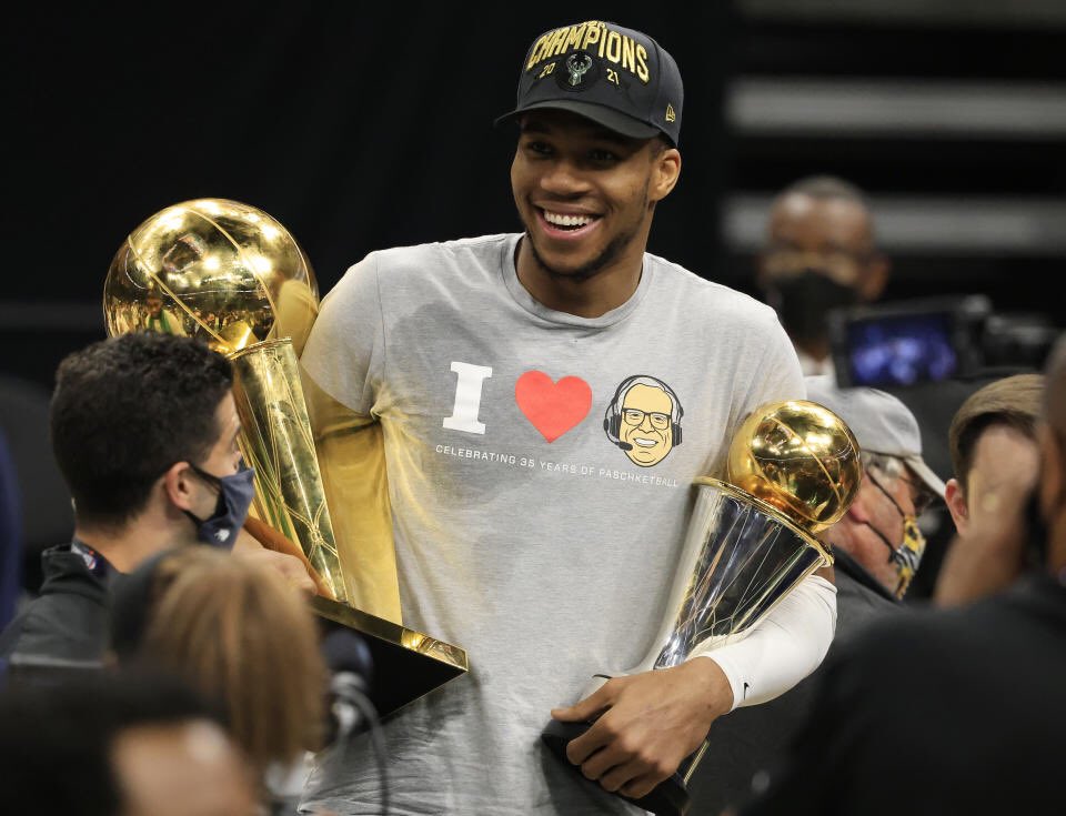 BucksFR's tweet photo. Joyeux anniversaire à Giannis Antetokounmpo qui fête ses 27 ans aujourd’hui ! https://t.co/K70fua7nOc