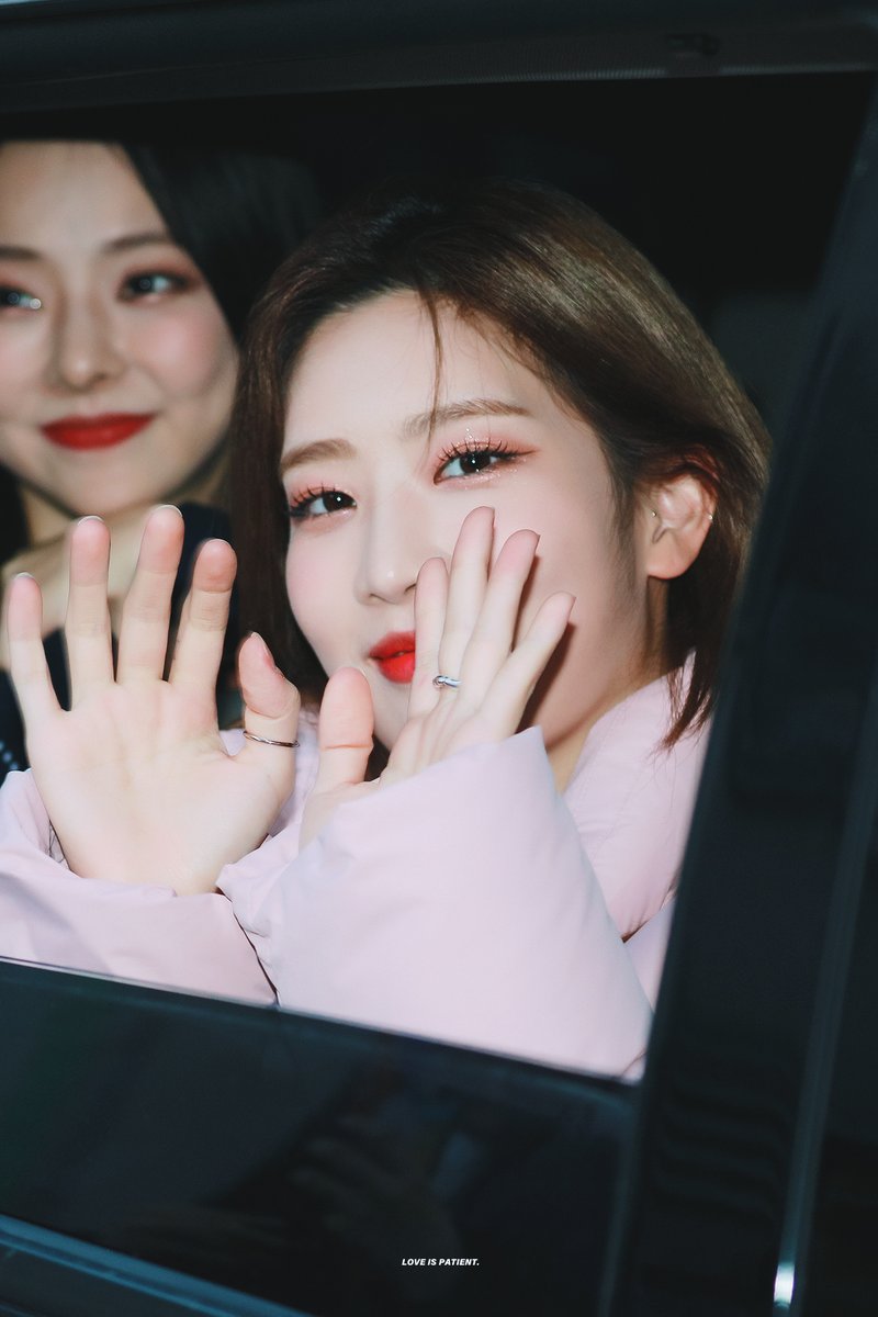 kimlip210's tweet photo. 211204 내얼굴도아닌데자부심듬,.,.
@loonatheworld #이달의소녀 #김립 #LOONA #KimLip https://t.co/draJFhbskw