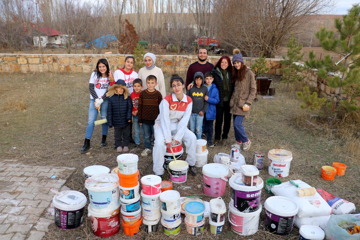 Sivas’ta bir araya gelen üniversite öğrencileri köy çocuklarının daha iyi bir ortamda eğitim alabilmeleri için köy okulunu boyayarak tadilat yaptı.