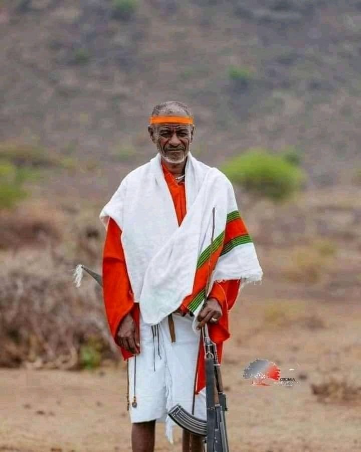AwelKasim5535's tweet photo. i have never seen oromo  crying like these in my life. Oromia is bleeding.

Everyday the  blood of innocent civilians is sheeding.  

#OromoGenocide https://t.co/FnQdAm9cLc
