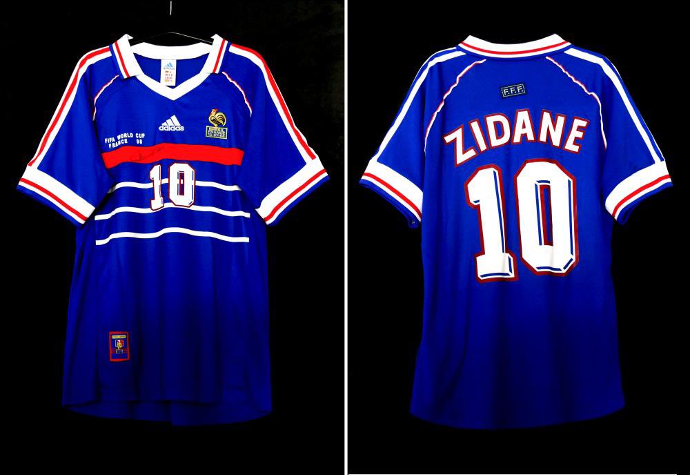 kaotik747's tweet image. #MoiPresident j’obligerai la fédération française de football et toutes les autres fédérations sportives françaises à concevoir les maillots et tous les autres équipements uniquement en France. 🇫🇷 Qui vote pour ? 👊 Nos entreprises ont du savoir faire et du talent.