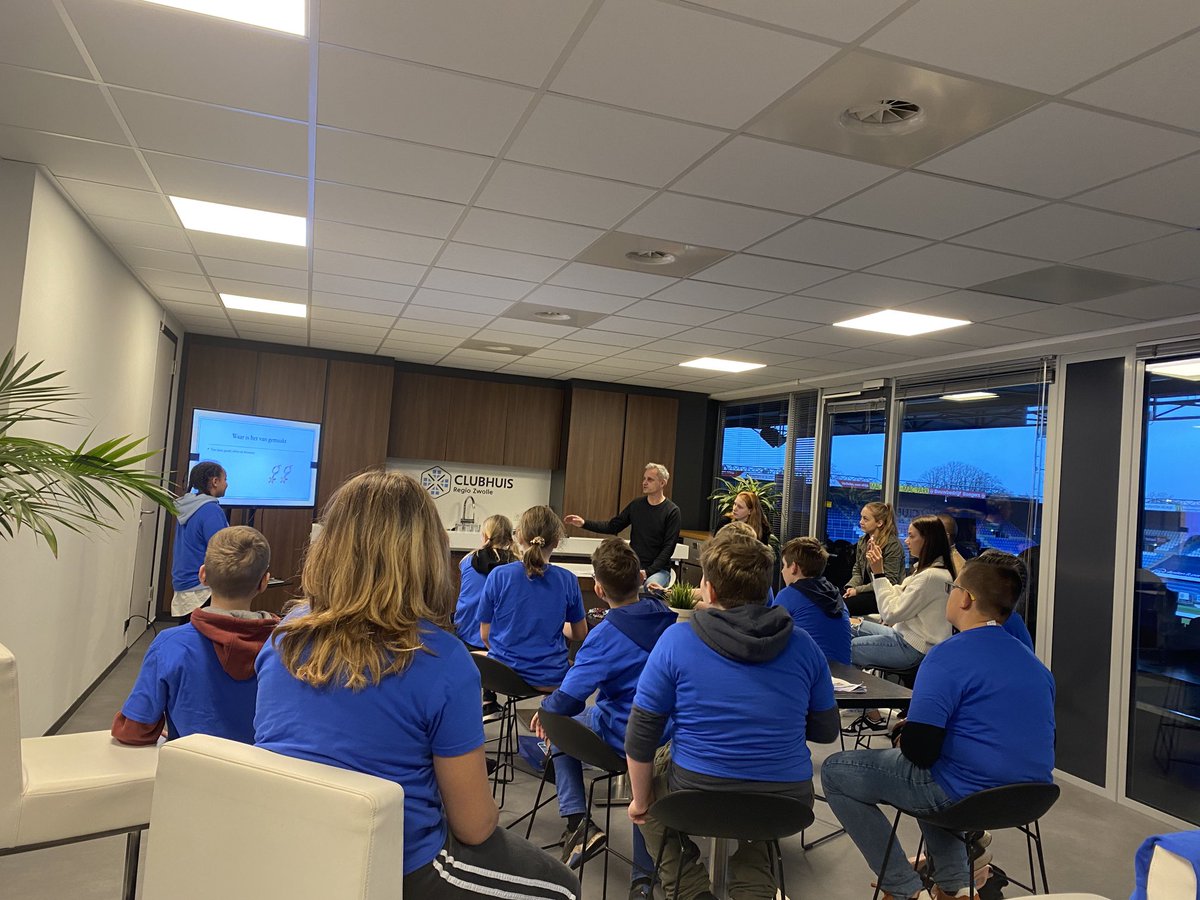 Blije gezichten bij de afsluiting van Playing for Success. Afgelopen week ontvingen de leerlingen met trots hun certificaat #lerenmeteenwowfactor #peczwolle