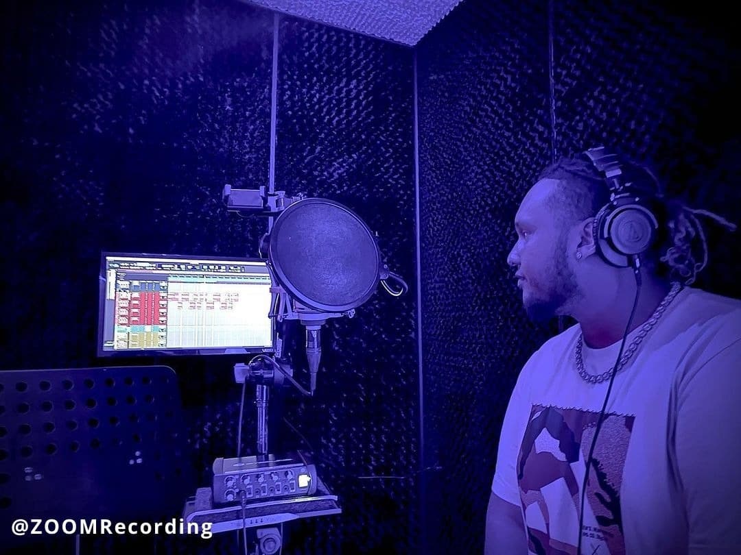 ZoomRecording's tweet photo. What is @marlybugottiofficial thinking about? Drop your answer 👇

.
.
.
.

#artists #artistphotoshoot #studio #studiotime #recordingstudios #rap #rapper #musicrecording #Music #losangeles #musicians #musicislife #zoomrecording https://t.co/K814L6MZJQ