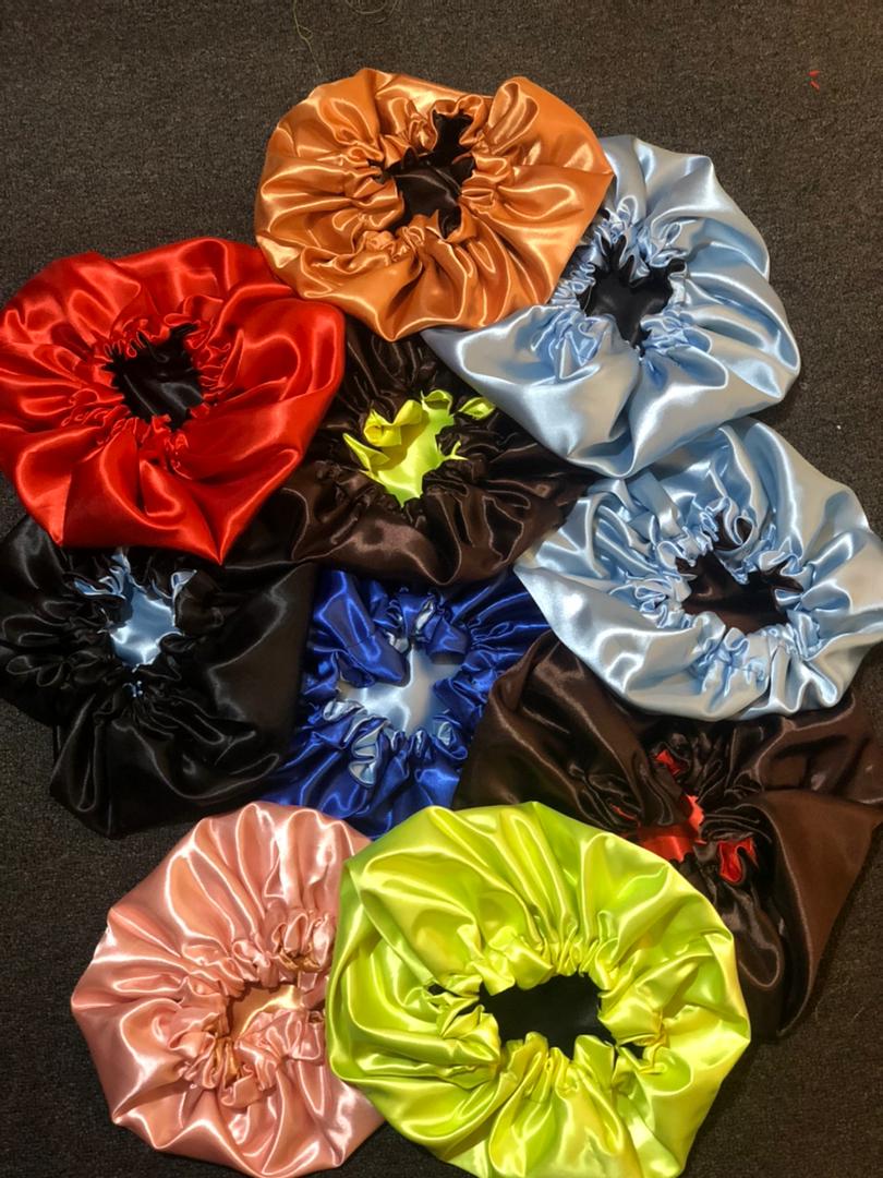 fro_cap's tweet photo. #MondayHustle
We make &amp; deal in classy hair accessories;🥳
⭐Scrunchies 5k
⭐Bonnets 20k
⭐FroCap 25k
⭐Shampoo Bar 10k
⭐Oils 25k
⭐Moisturizer 20k
⭐Conditioner 45k

📱 0701339953 OR Whatsapp https://t.co/A6EsaoIU1q
🚗 We deliver 
#BlossomWithFroCap 🌸 #hairstyle #UOTMarket https://t.co/JtMmAlZCyb