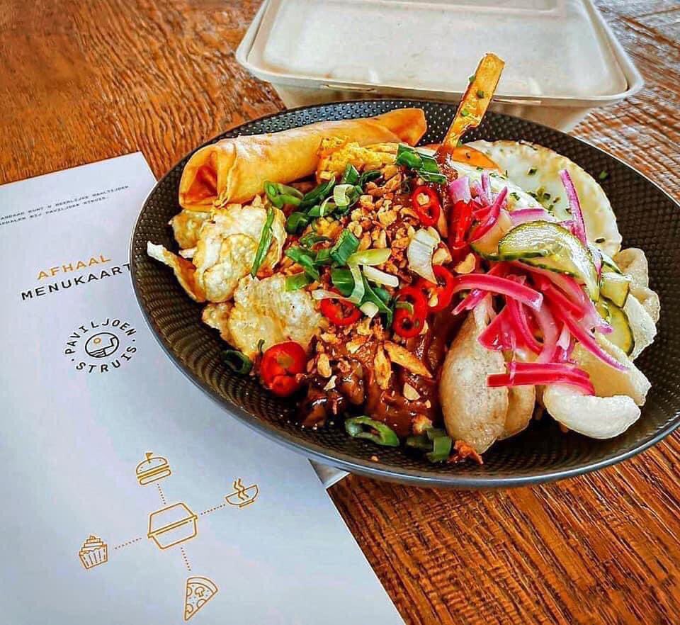 StruisInfo's tweet photo. Let op! Wij zijn 7 dagen per week geopend van 10-19 uur. Voor ontbijt, lunch, high tea, borrel en vroeg diner.
Vanaf 17 uur gaan wij door met onze take away kaart.
Vandaag is de special (op veler verzoek) NASI COMPLEET met alles erop en eraan €13,50. https://t.co/gfSo1ftz8j