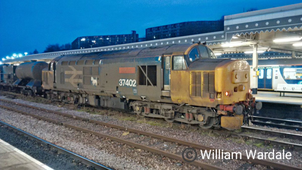WilliamWardale's tweet photo. Direct Rail Services class 37 402 (Stephen Middlemore) at Sheffield midland station
#directrailservices @DRSgovuk #britishrail #britishrailways #britishrailclass37 #class37 #class37402 #trainspotting #Sheffield #sheffieldrailwaystation https://t.co/0EwJmm3g61