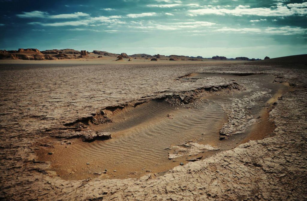 IranDestination's tweet image. The Kalouts made a scenery like the ruins of an empty city with huge rocky houses that’s why some locals call it “the ghost city”. No life exists here and this desert considered to be an abiotic zone..
#irandestination #shahdad #desert #tour #iran #iranian
irandestination.com/unesco-shahdad…