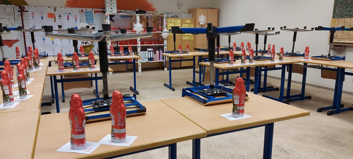 JurinaWe's tweet photo. Die Nikolaus Aktion der Schülersprecher war ein voller Erfolg... bin gleich gespannt auf die Reaktion der Schüler #twitterlehrerzimmer https://t.co/6NPrp0oOMB