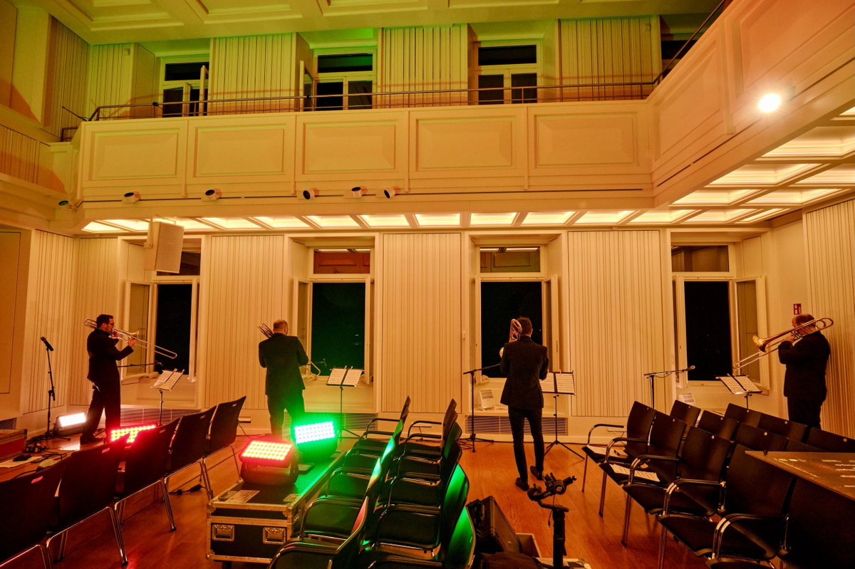 TromboneUnit's tweet photo. ...not the easiest setting for a chamber music concert: wind, distance, almost no contact. But somehow fitting in this time 😉...
#trombone 

© Frankfurter Bürgerstiftung, Fotograf: Lorenz Gempper https://t.co/xfAkN8uDPM