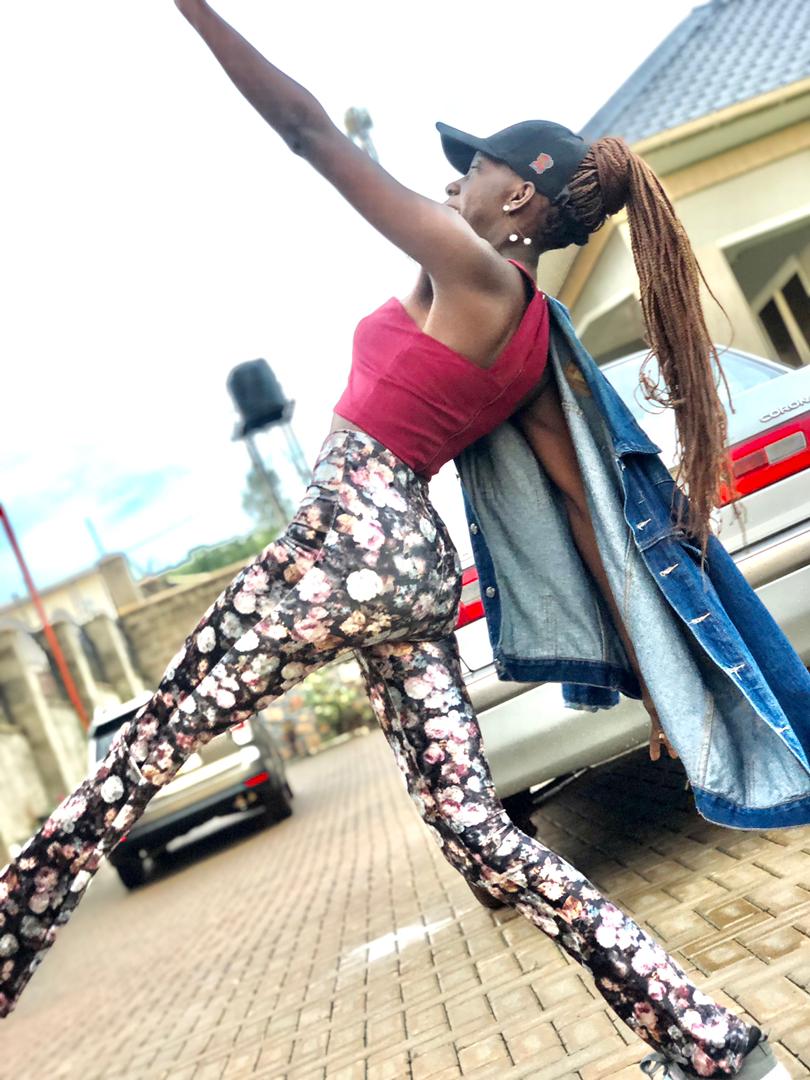 fro_cap's tweet photo. Busy rushy #MondayHustle on a boda. Protect your hair &amp; keep it moisturized with our satin lined backless #FroCap &amp; look classy. 😍 

💰 25,000/=
📱 0701339953 OR Whatsapp https://t.co/A6EsaoIU1q
🚗 We deliver
#BlossomWithFroCap 🌸 #hairstyle #UOTMarket #SupportMyHustle https://t.co/j7NtY75PvN