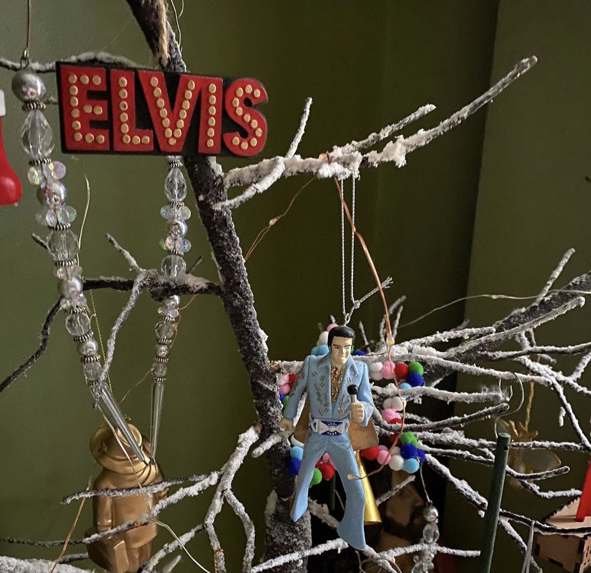 T3Care's tweet photo. @liambarker Cool but got to love Elvis ♥️ https://t.co/PWngaPv1I7
