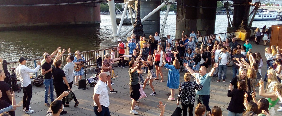 grahaml32933778's tweet photo. Happy Birthday to the Southbank Songbird @Ccampbellmusic 🎶🎂🎄 #buskerlife #busking #citygirl #Southbank #SouthbankSongbird #OnThisDay https://t.co/ZI2GBjIGxv